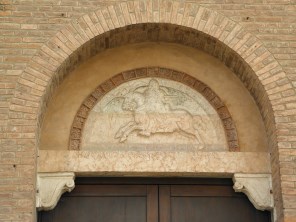 로마의 성 로마노_photo by Threecharlie_above the portal of the Church of San Romano in Ferrara_Italy.JPG